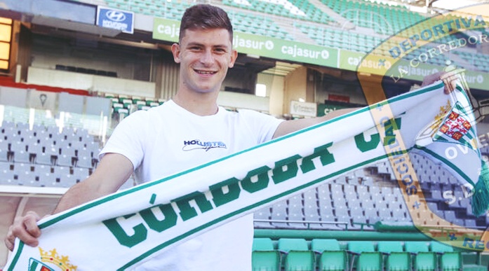 Alberto Espeso con la bufanda del Cordoba CF